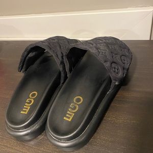 Size 9 black slides